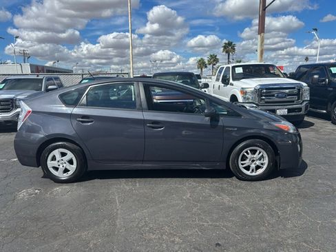 Used 2010 Toyota Prius III image 2