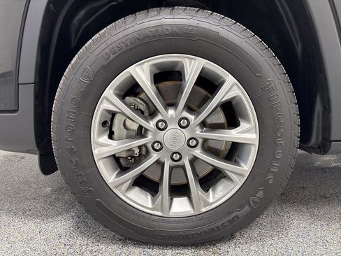 Used 2019 Jeep Cherokee Latitude Plus w/ Cold Weather Group image 38