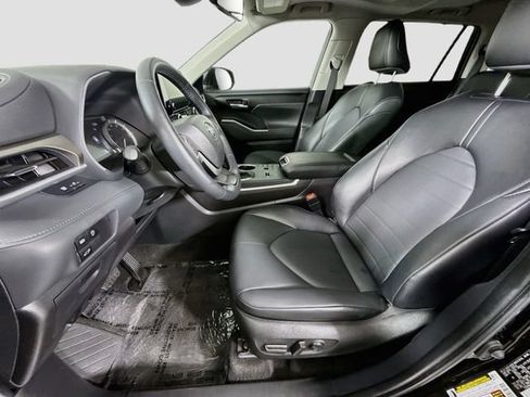 Certified 2025 Toyota Highlander XLE FWD image 22
