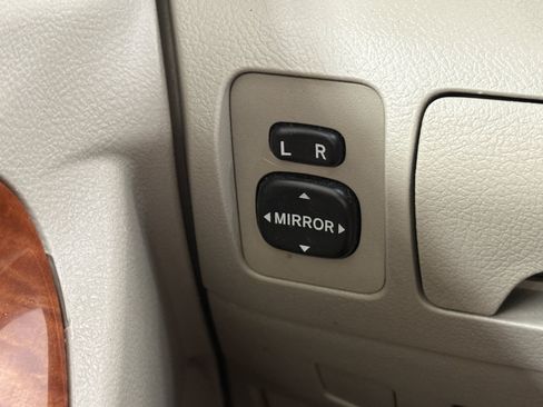Used 2011 Toyota Camry XLE w/ SE/XLE Extra-Value Pkg FWD image 15