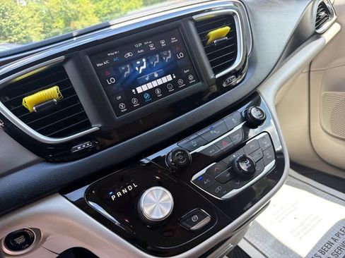 Used 2020 Chrysler Pacifica Touring-L FWD image 24