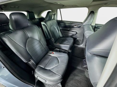 Used 2020 Toyota Highlander XLE FWD image 28