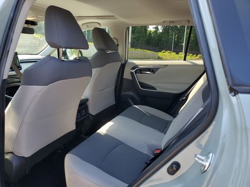 Used 2020 Toyota RAV4 XLE w/ Convenience Package FWD image 12