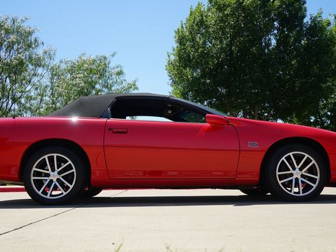 Used 2002 Chevrolet Camaro Z28 w/ SS Performance/Appearance Pkg RWD image 19