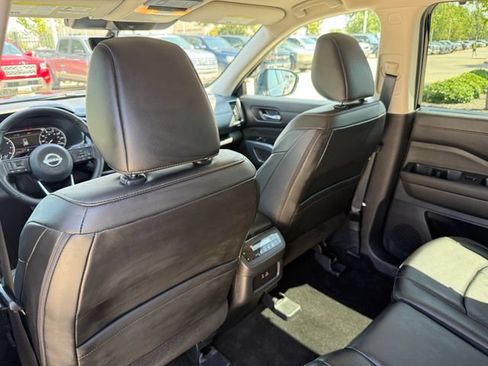 Used 2025 Nissan Pathfinder SL FWD image 26