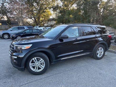 Used 2024 Ford Explorer XLT w/ Equipment Group 202A image 3