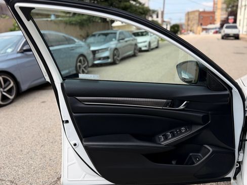 Used 2022 Honda Accord Sport image 11