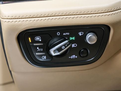 Used 2018 Bentley Bentayga AWD/4WD image 32