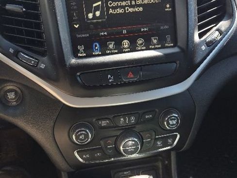 Used 2018 Jeep Cherokee Trailhawk w/ Cold Weather Group AWD/4WD image 12