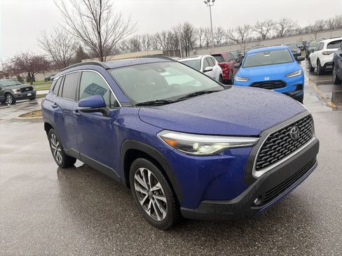 Used 2022 Toyota Corolla Cross XLE w/ Convenience Package AWD/4WD image 3