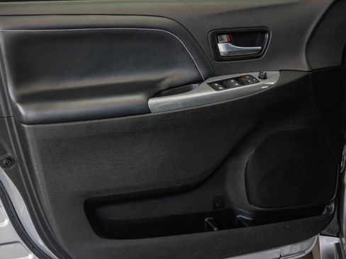 Used 2020 Toyota Sienna SE w/ Carpet Mat Package image 25