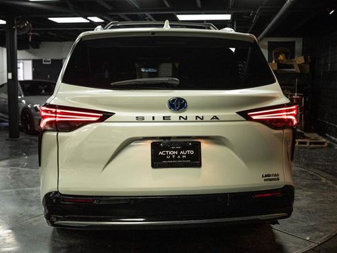 Used 2021 Toyota Sienna Limited image 6
