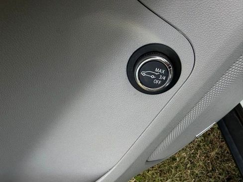 Certified 2023 GMC Acadia SLT image 17