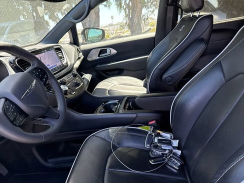 Used 2026 Chrysler Pacifica Limited w/ S Appearance Package FWD image 10