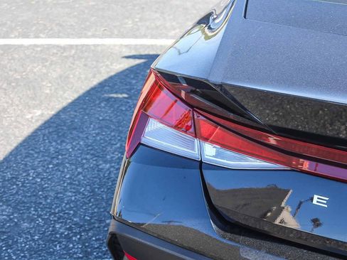 Certified 2025 Hyundai Elantra SE FWD image 8