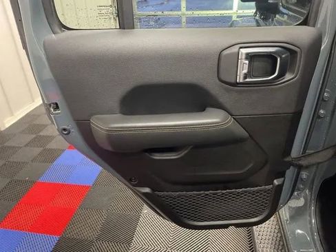 Used 2025 Jeep Wrangler Unlimited Sahara image 11