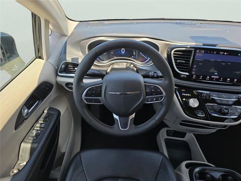 Used 2024 Chrysler Pacifica Limited FWD image 38