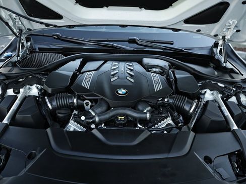 Used 2022 BMW 750i xDrive w/ Luxury Rear Seating Package image 34