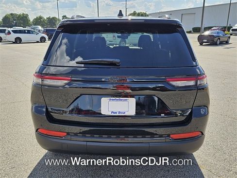 New 2025 Jeep Grand Cherokee Altitude image 9