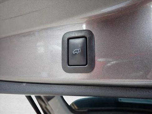 Used 2018 Toyota Highlander SE image 8