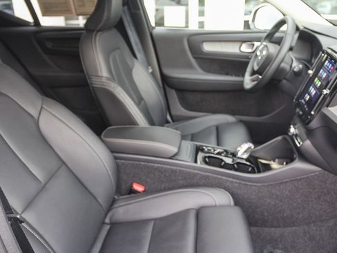 Used 2025 Volvo XC40 B5 Plus image 26