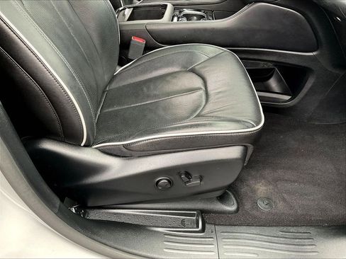 Used 2025 Chrysler Pacifica Limited FWD image 37