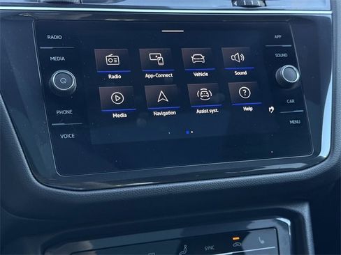 Used 2022 Volkswagen Tiguan SE R-Line image 16