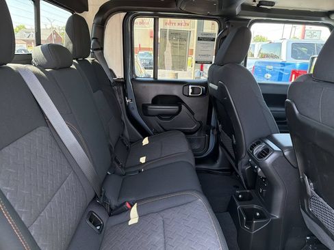 Used 2025 Jeep Gladiator Mojave w/ Convenience Group AWD/4WD image 14