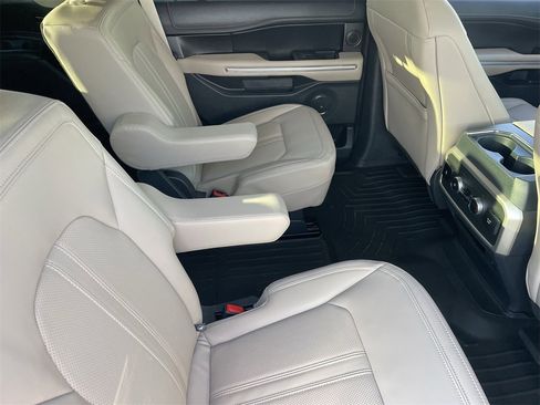 Used 2024 Ford Expedition Limited image 11