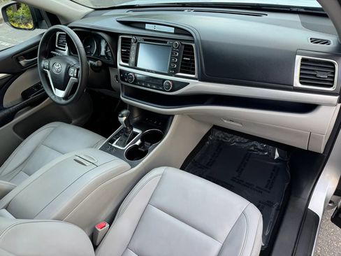 Used 2016 Toyota Highlander XLE AWD/4WD image 19