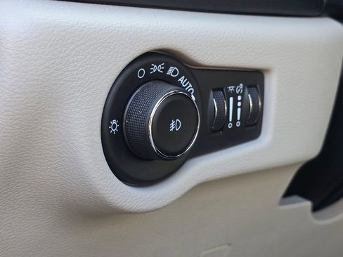 Used 2020 Chrysler Pacifica Touring-L image 25