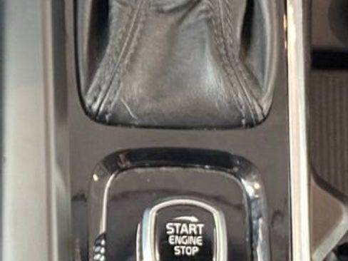 Used 2021 Volvo XC60 T6 Momentum image 16