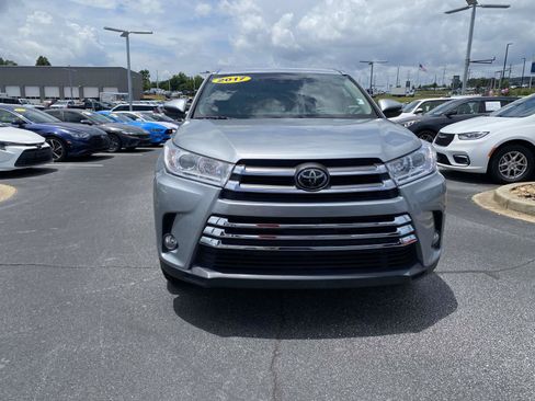 Used 2017 Toyota Highlander Limited FWD image 2