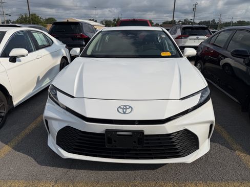 Used 2025 Toyota Camry LE AWD/4WD image 3