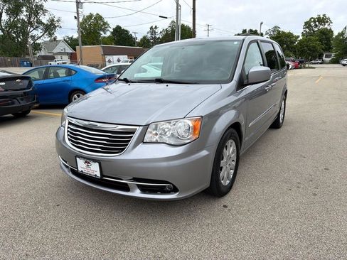 Used 2013 Chrysler Town & Country Touring FWD image 4