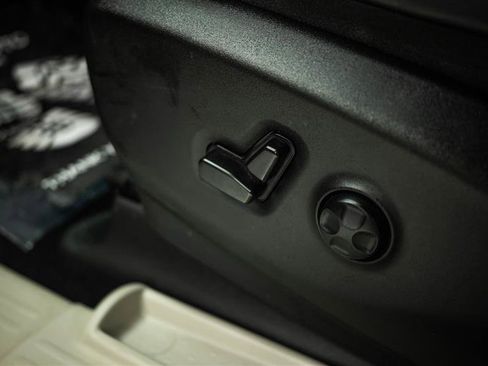 Used 2023 Chrysler Pacifica Touring-L FWD image 15