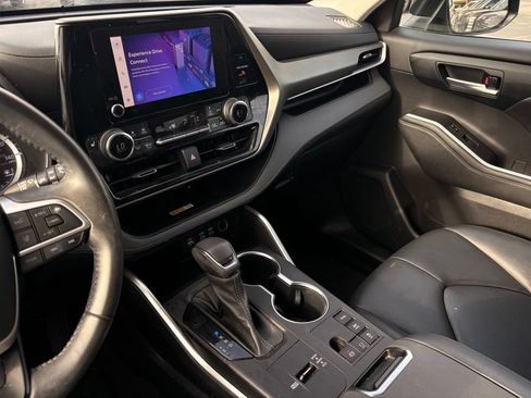 Used 2023 Toyota Highlander XLE AWD/4WD image 19