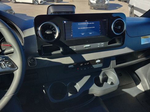 Used 2025 Mercedes-Benz Sprinter 3500 image 27