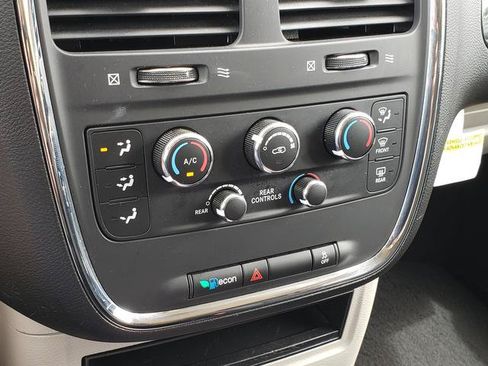 Used 2018 Dodge Grand Caravan SE w/ UConnect Hands-Free Group FWD image 22