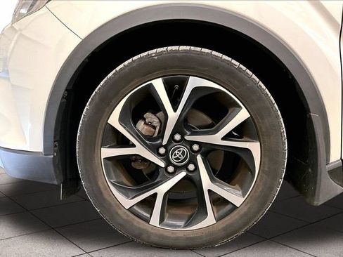 Used 2019 Toyota C-HR Limited FWD image 8