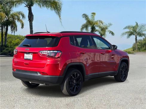 Used 2026 Jeep Compass Latitude image 4