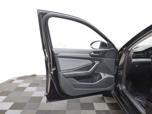 Used 2025 Volkswagen Jetta SE image 4