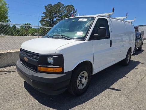 Used 2017 Chevrolet Express 2500 RWD image 3