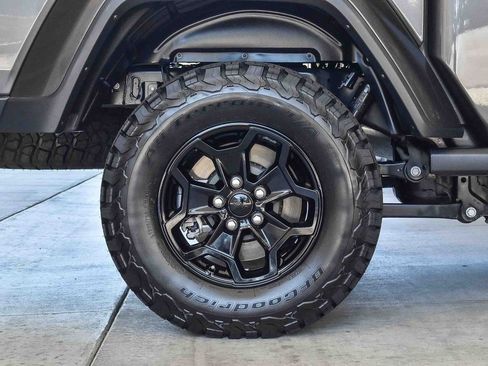 Used 2022 Jeep Gladiator Willys image 11