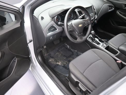 Used 2018 Chevrolet Cruze LT w/ Redline Edition image 12