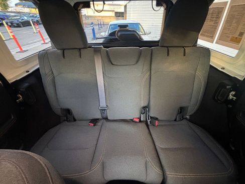 Used 2025 Jeep Wrangler Sahara image 38