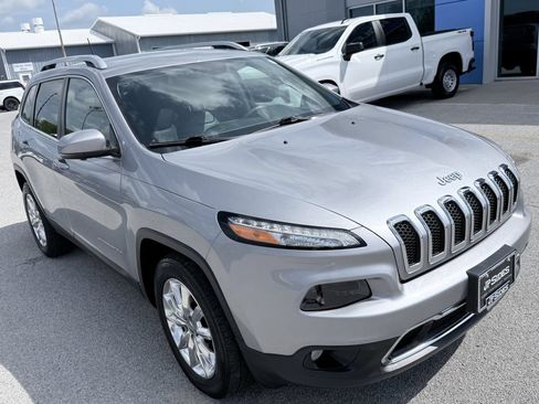 Used 2017 Jeep Cherokee Limited AWD/4WD image 3