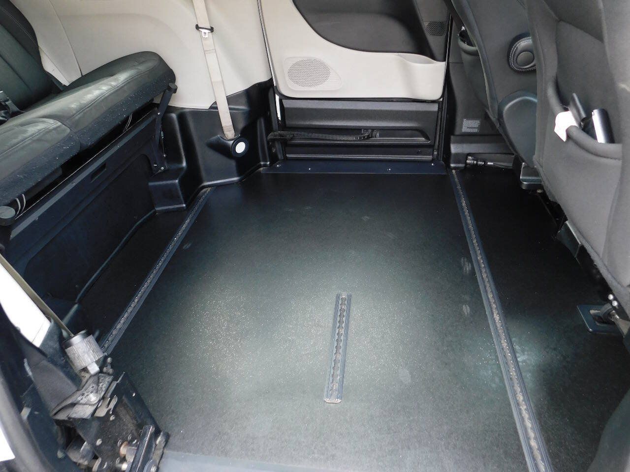 Used 2022 Chrysler Voyager LX FWD image 6