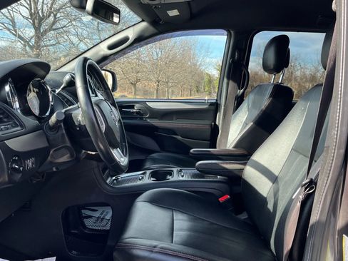 Used 2018 Dodge Grand Caravan SXT w/ Blacktop Package FWD image 9