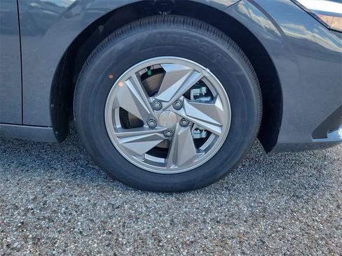 New 2025 Hyundai Elantra SE image 5